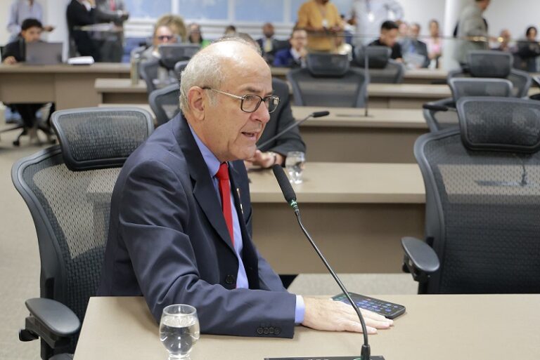 Proposta de Mauro Rubem em defesa das pessoas trans é rejeitada por conservadorismo na CCJ
