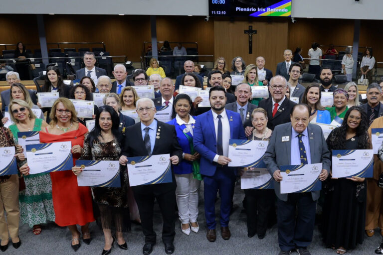 Mauro Rubem preside sessão que homenageia 60 anos do Lions Clube Goiânia Sul