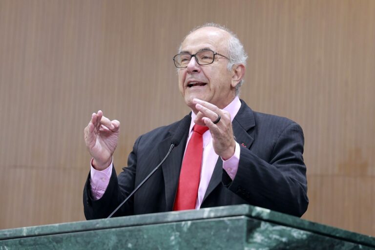 Mauro Rubem denuncia atraso no salário de trabalhadores de hospitais públicos do estado