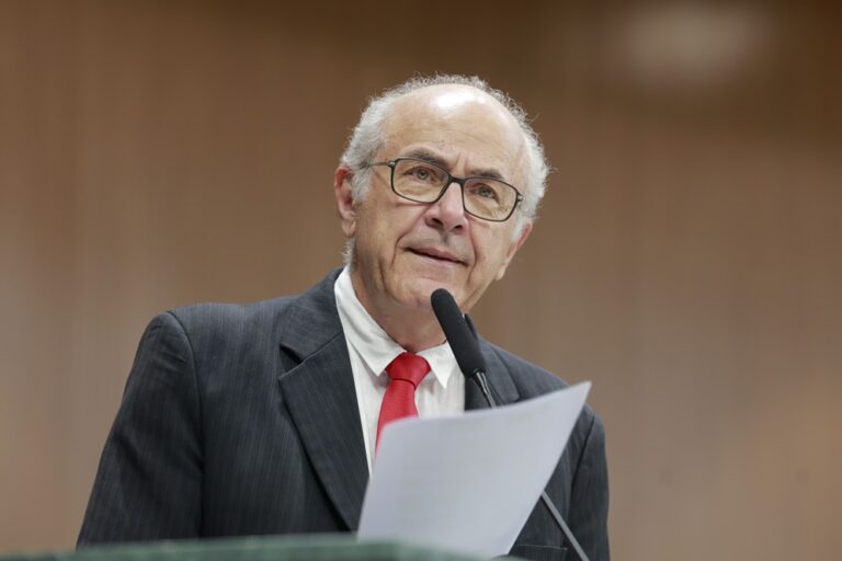 Mauro Rubem requer acesso ao contrato de R$ 85 milhões firmado entre Ipasgo Saúde e Fácil, após inúmeras denúncias