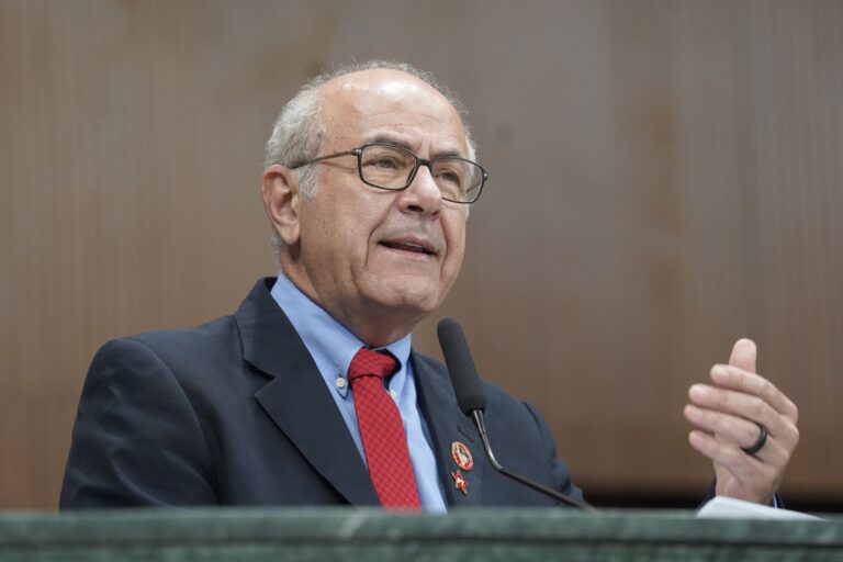 Deputado Mauro Rubem propõe política estadual para fortalecer a Educação de Jovens e Adultos em Goiás