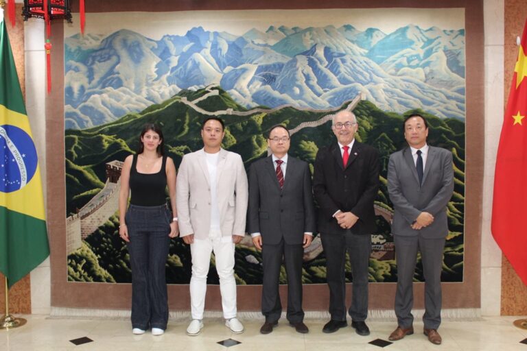 Em Brasília, Mauro Rubem ressalta potencial de parcerias estratégicas entre Goiás e China em audiência na Embaixada chinesa