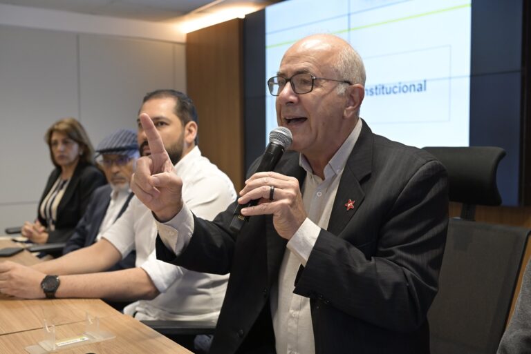 Deputado Mauro Rubem cobra transparência e protagonismo dos servidores em reestruturação do IMAS