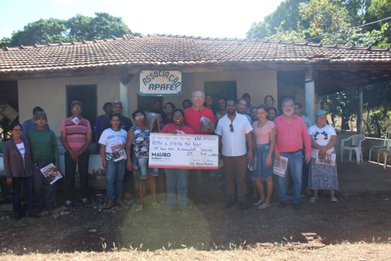 Com emenda de R$ 180 mil, Mauro Rubem incentiva beneficiamento do baru em assentamento do MST