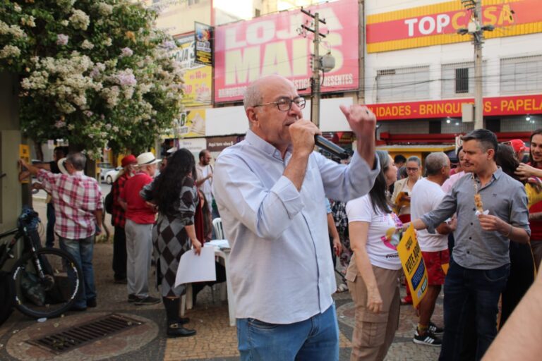 Deputado Mauro Rubem defende o fim da escala 6×1 e a taxação dos super-ricos em ato popular em Goiânia