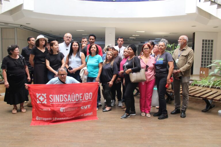Mauro Rubem participa de protesto com servidores de Goiânia contra privatização da Junta Médica e cobra melhorias no IMAS