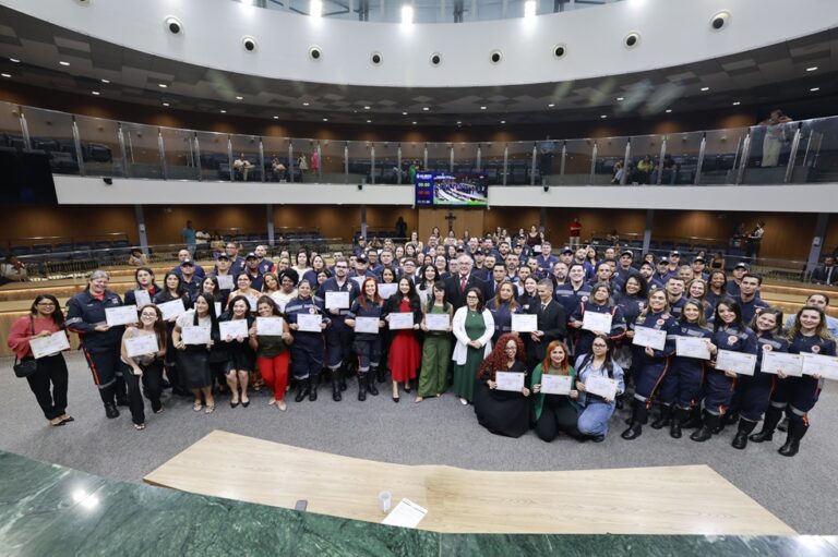 Mauro Rubem homenageia Profissionais da Saúde de Urgência e Emergência em sessão solene