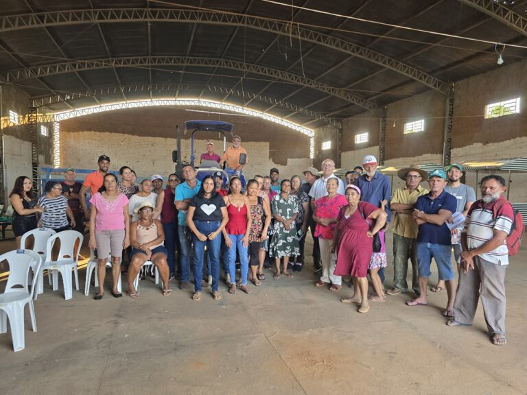 Mauro Rubem defende agricultura familiar e celebra entrega de trator em assentamento de Padre Bernardo