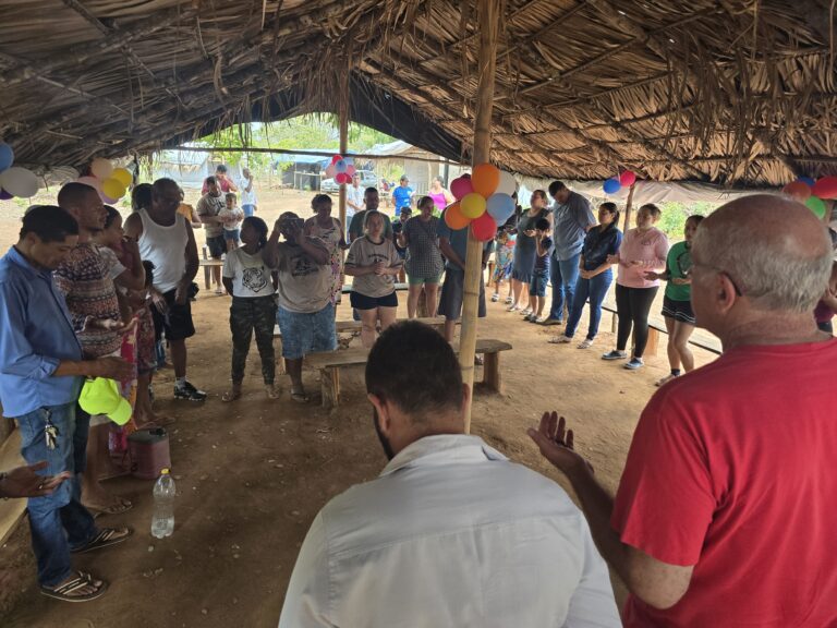 Em Bonópolis, Mauro Rubem destaca importância do crédito rural no Acampamento Nova Esperança