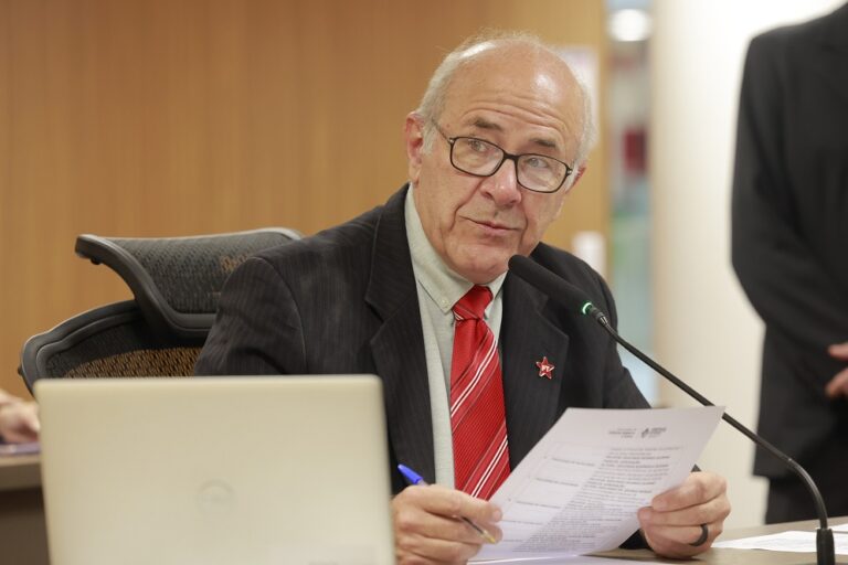 Deputado Mauro Rubem apresenta projetos que ampliam políticas em defesa das mulheres em Goiás