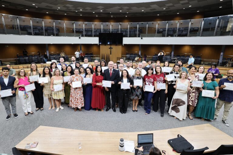 Homenagem a educadores proposta pelo deputado Mauro Rubem destaca desafios e conquistas da categoria