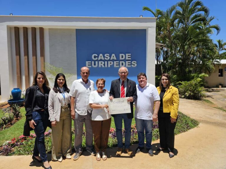 Deputado Mauro Rubem recebe certificado de agradecimento por emenda destinada à Casa de Eurípedes