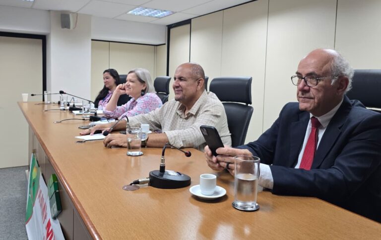 Deputado Mauro Rubem articula em Brasília recursos para garantir acesso à terra a famílias acampadas em Goiás