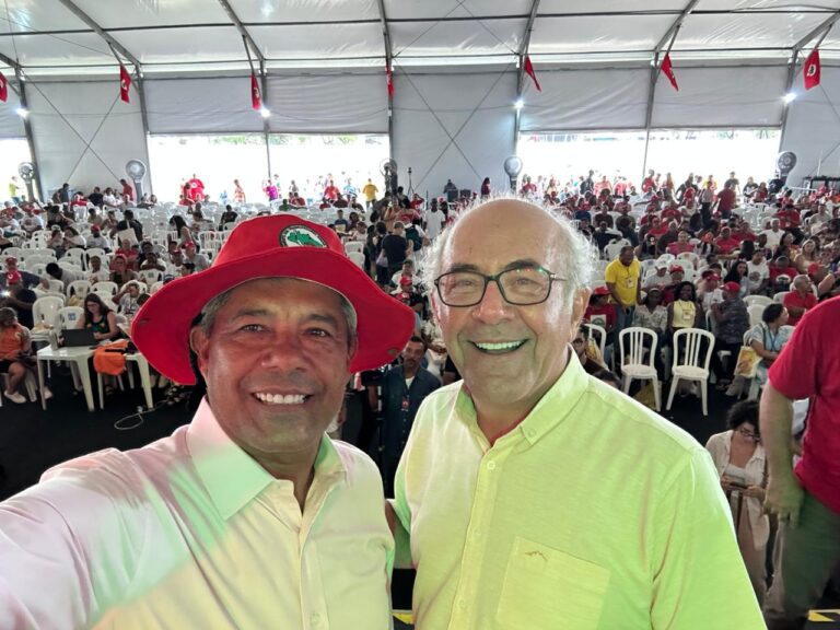 Mauro Rubem esteve com o governador da Bahia, Jerônimo Rodrigues, durante o Encontro Nacional do MST