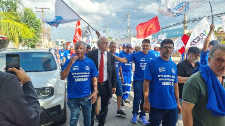 Mauro Rubem participa de ato contra privatização da Saneago anunciada pelo governo Caiado