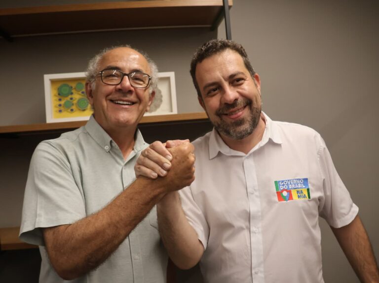 Mauro Rubem e ministro Boulos conversam com a população na edição do “Governo do Brasil na Rua” em Goiânia