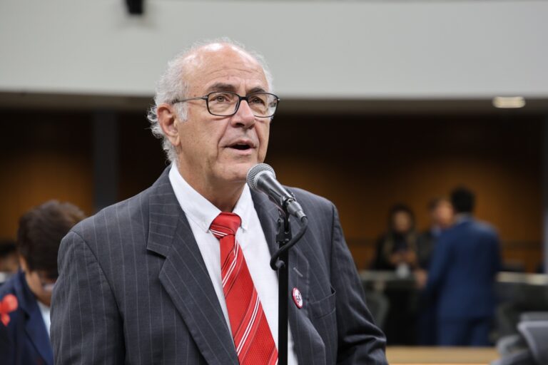 Deputado Mauro Rubem aciona órgãos de controle e cobra transparência no pagamento do piso do magistério em Novo Gama